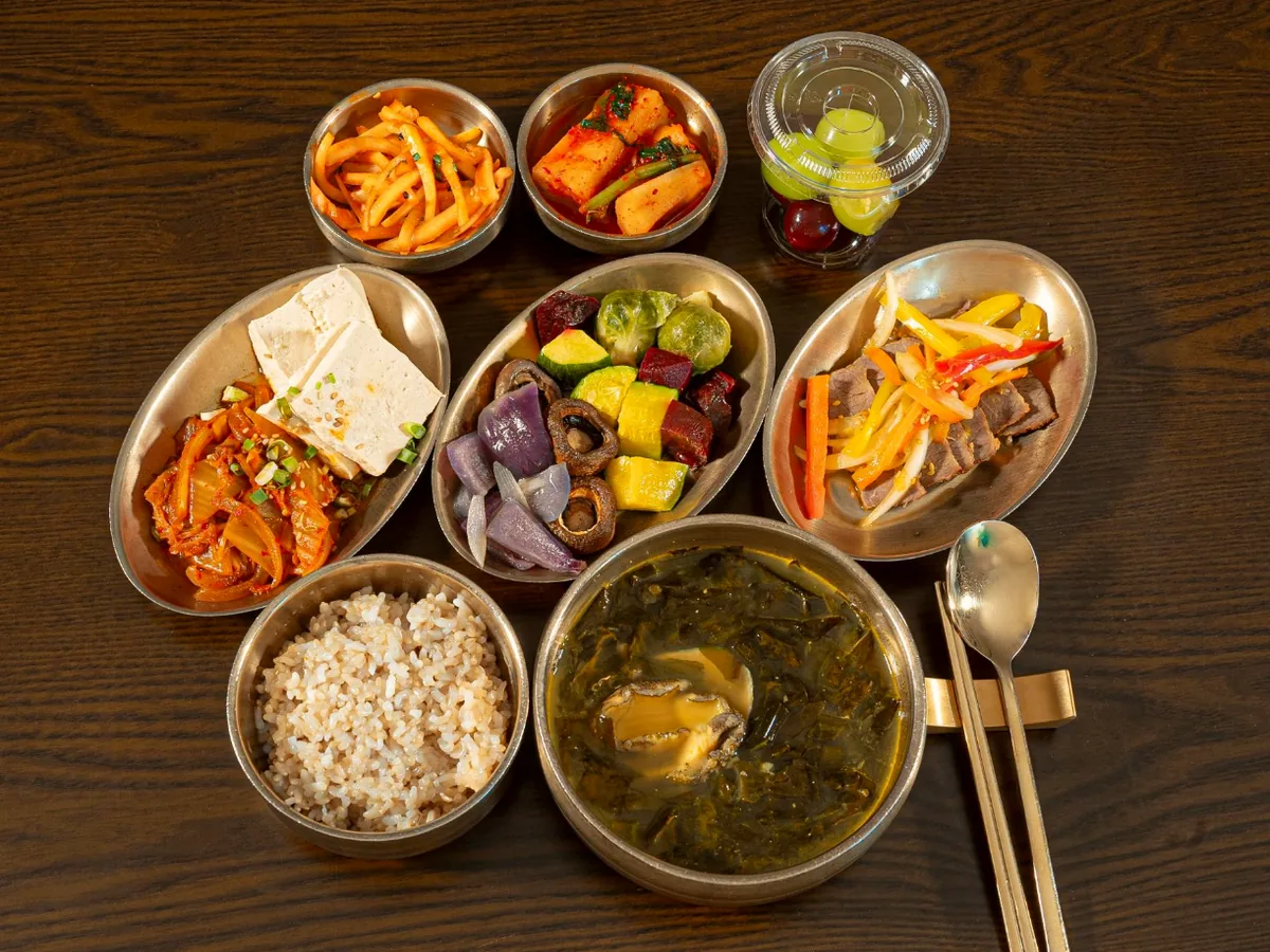 잡곡밥과 미역국, 두부와 구운 채소를 조금씩 담아 수술 뒤 나눠 먹기 좋게 차린 병원 식사