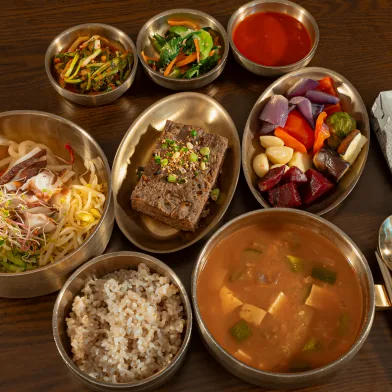 익힌 나물과 두부찌개, 구운 떡갈비와 잡곡밥으로 차린 혈액암 치료 중 입원 환자 식사