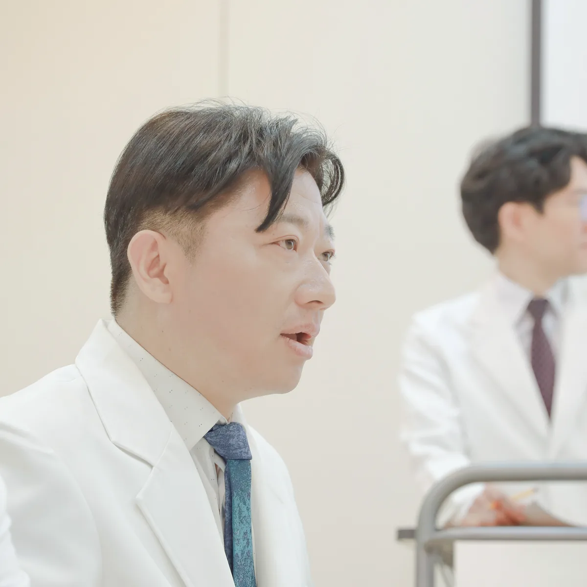의료진이 뼈 전이 검사 결과를 두고 위험 부위와 다음 치료 계획을 논의하는 모습