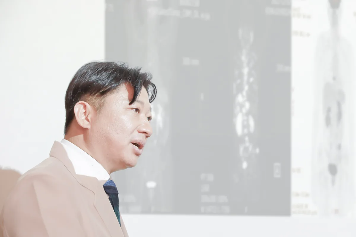 의료진이 전신 뼈 검사 영상을 보며 뼈 상태를 설명하는 모습