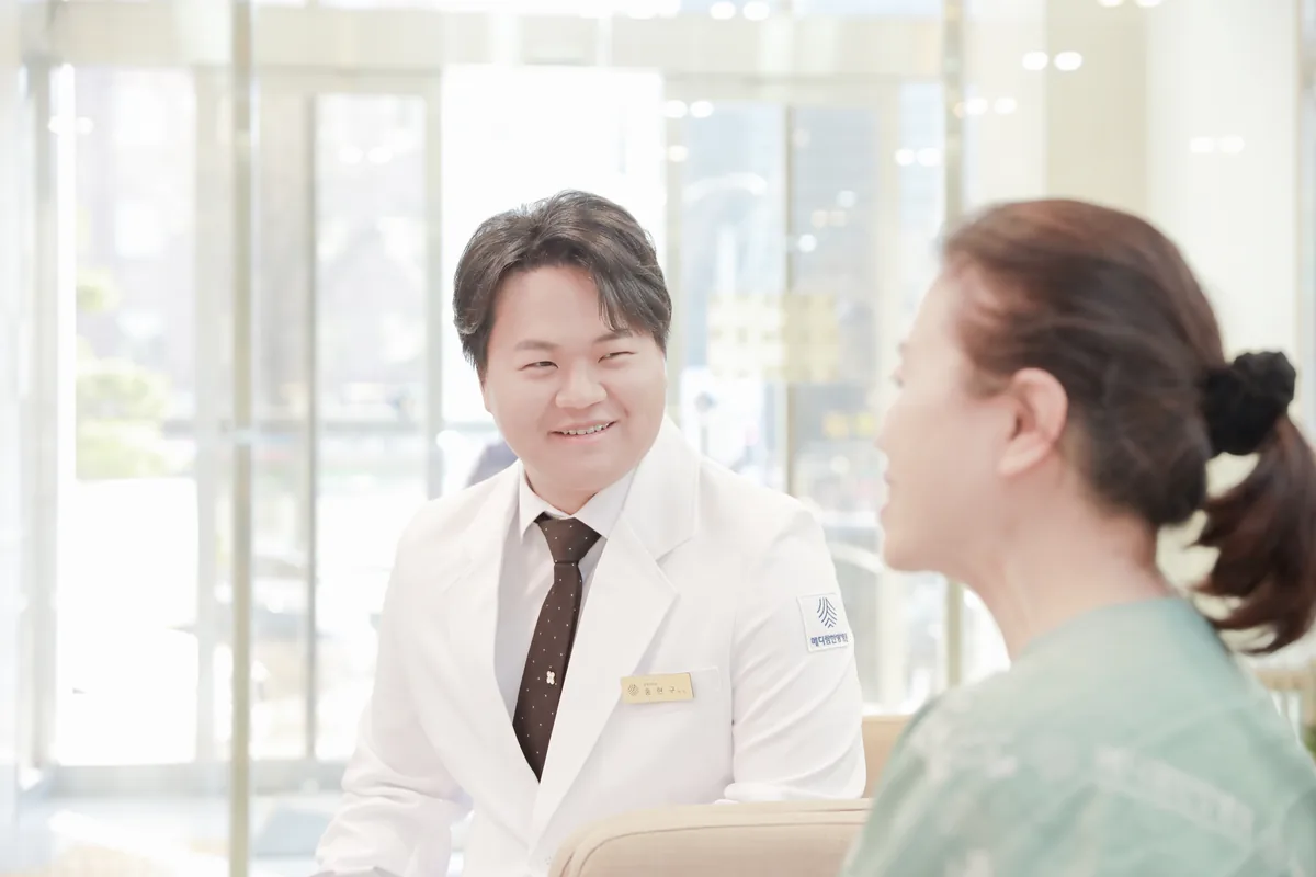메디람한방병원 원장이 입원 환자와 마주 앉아 증상을 듣고 상담하는 모습