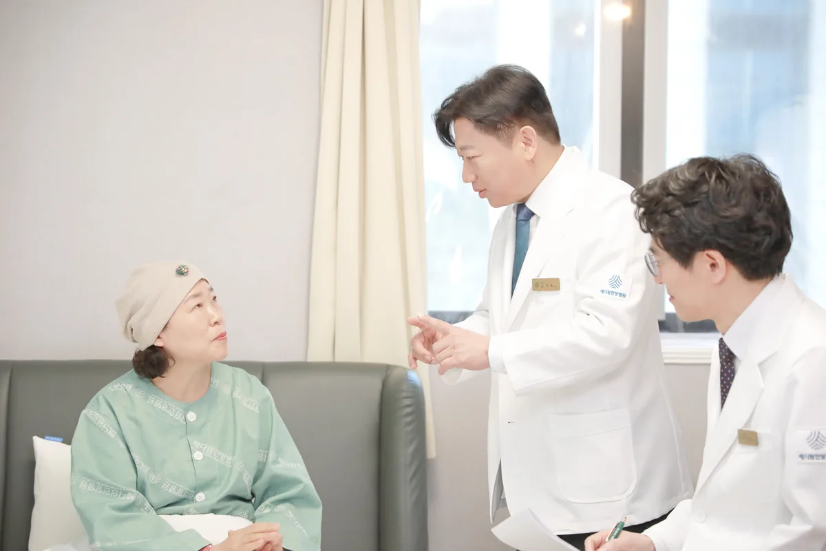 메디람한방병원 의료진이 병실에서 환자와 대화하는 모습