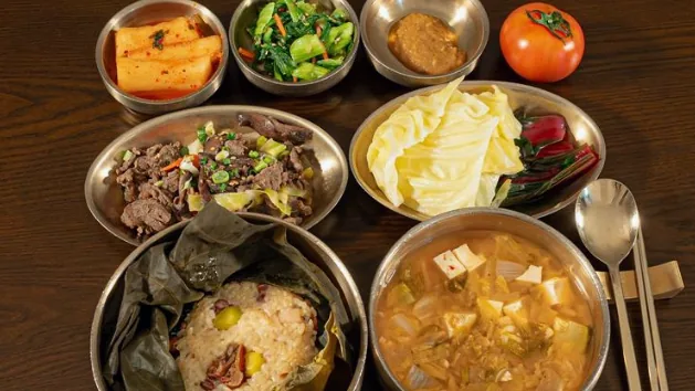 두부를 넣은 된장찌개와 불고기, 데친 양배추와 깍두기로 차린 유방암 치료 중 콩 반찬이 있는 한 끼