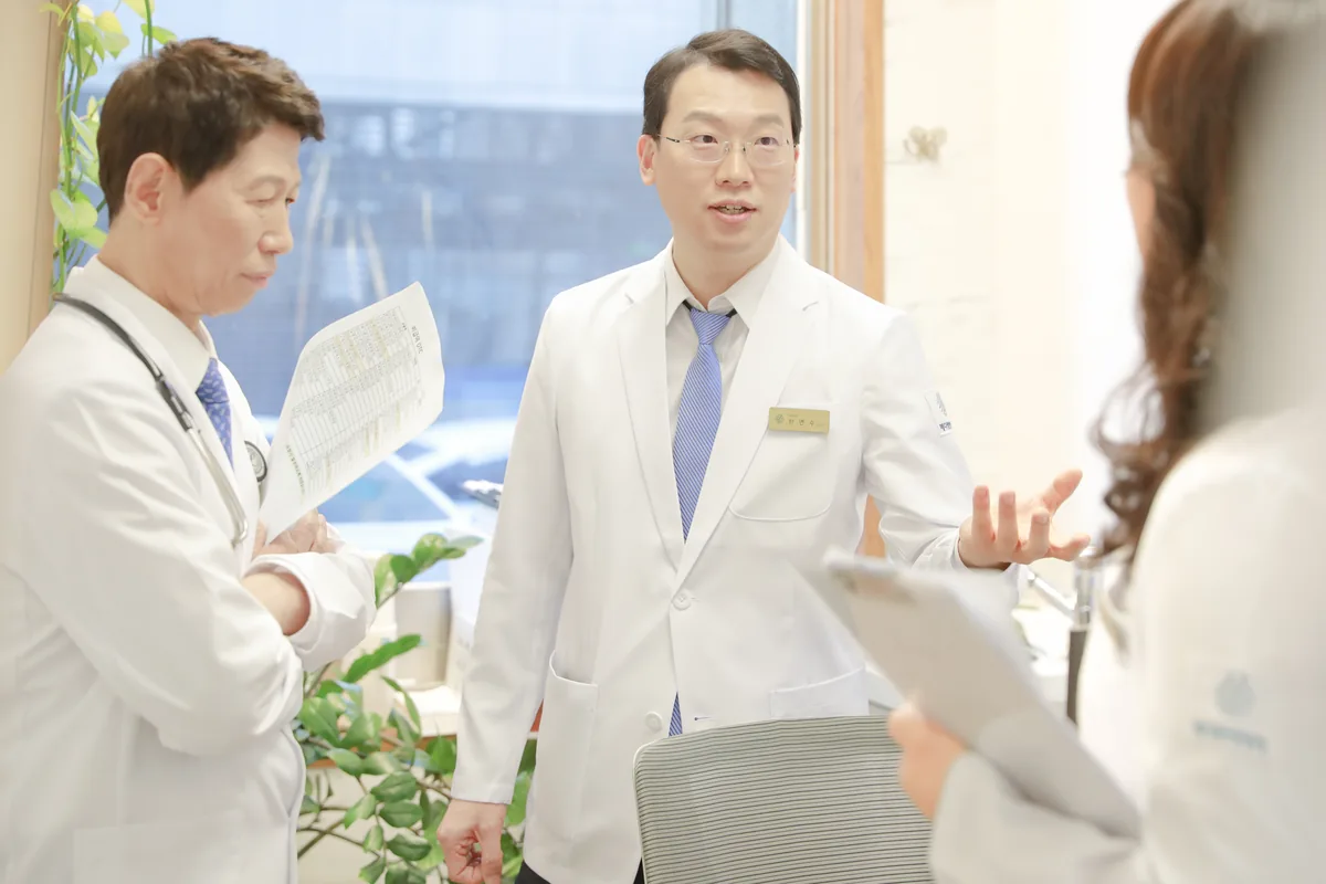 메디람한방병원 병실에서 의료진이 환자와 상담하는 모습