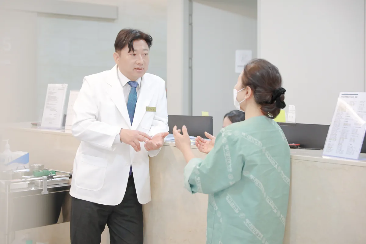 메디람한방병원 의료진이 간호사실에서 환자와 상담하는 모습