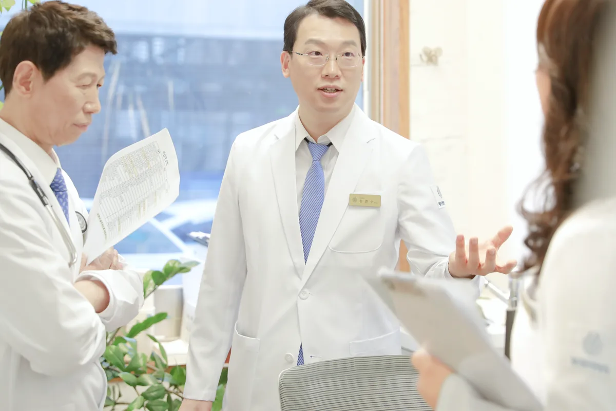메디람한방병원 원장들이 입원 환자와 수술 뒤 회복 상태를 이야기하는 모습