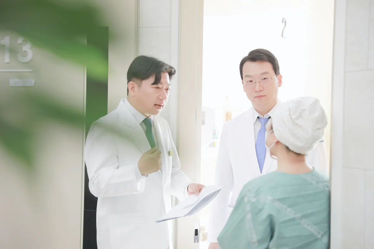 의료진이 병실 앞에서 환자에게 통증 점수와 진통제 복용 상황을 물어보는 모습