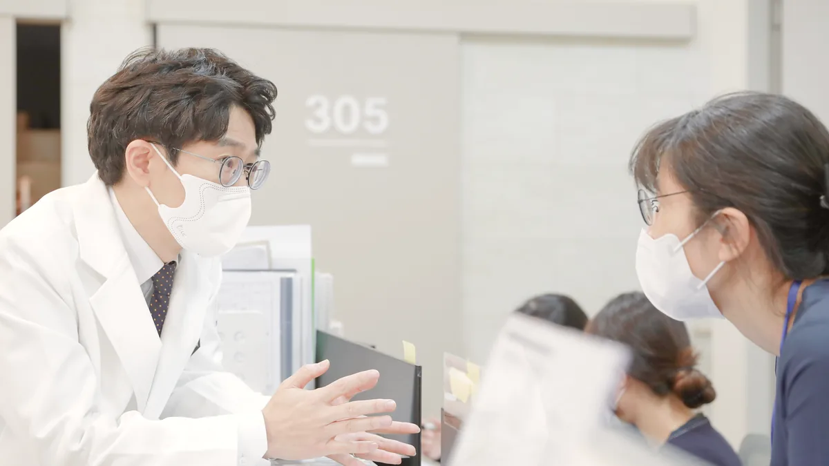 메디람한방병원 의료진이 환자·보호자와 치료 일정을 상담하는 모습