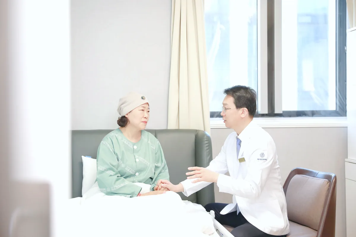 의료진이 병실에서 환자와 마주 앉아 수술 뒤 몸 상태와 필요한 재활을 이야기하는 모습