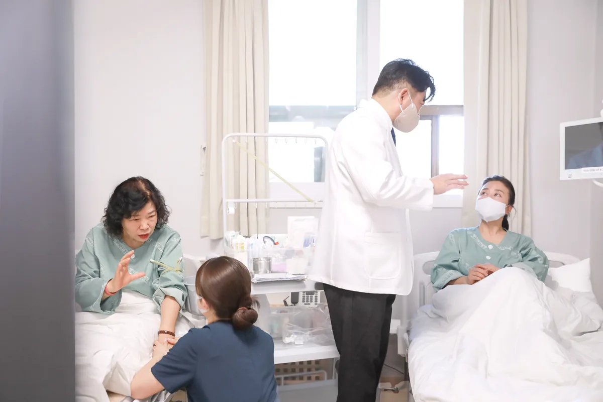 메디람한방병원 원장과 간호사가 병실을 회진하는 모습