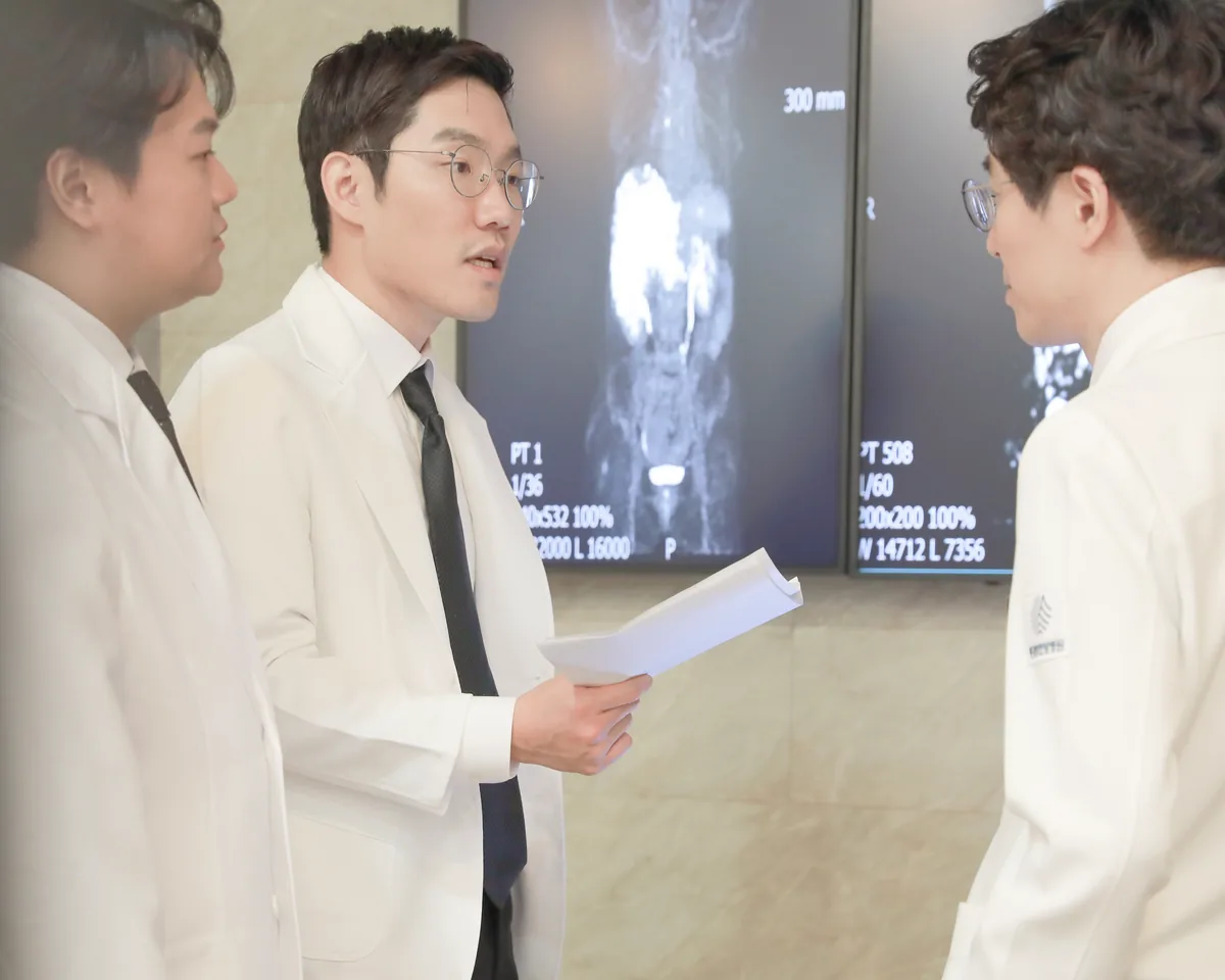 의료진이 영상 판독 화면을 보며 대장암이 간과 폐에 퍼졌는지 살펴보는 모습