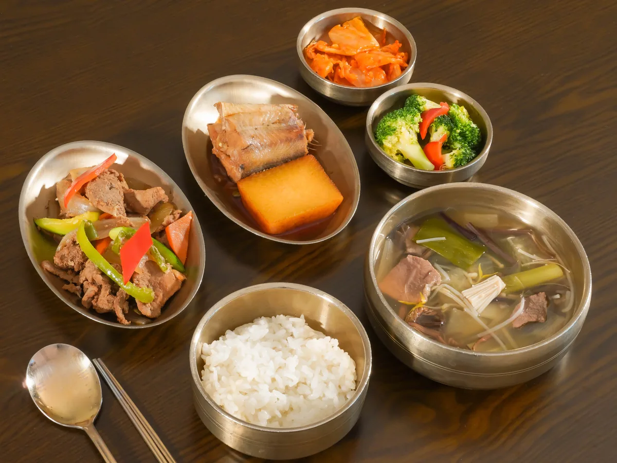 흰밥과 맑은 국, 익힌 반찬으로 차린 회복기 식사