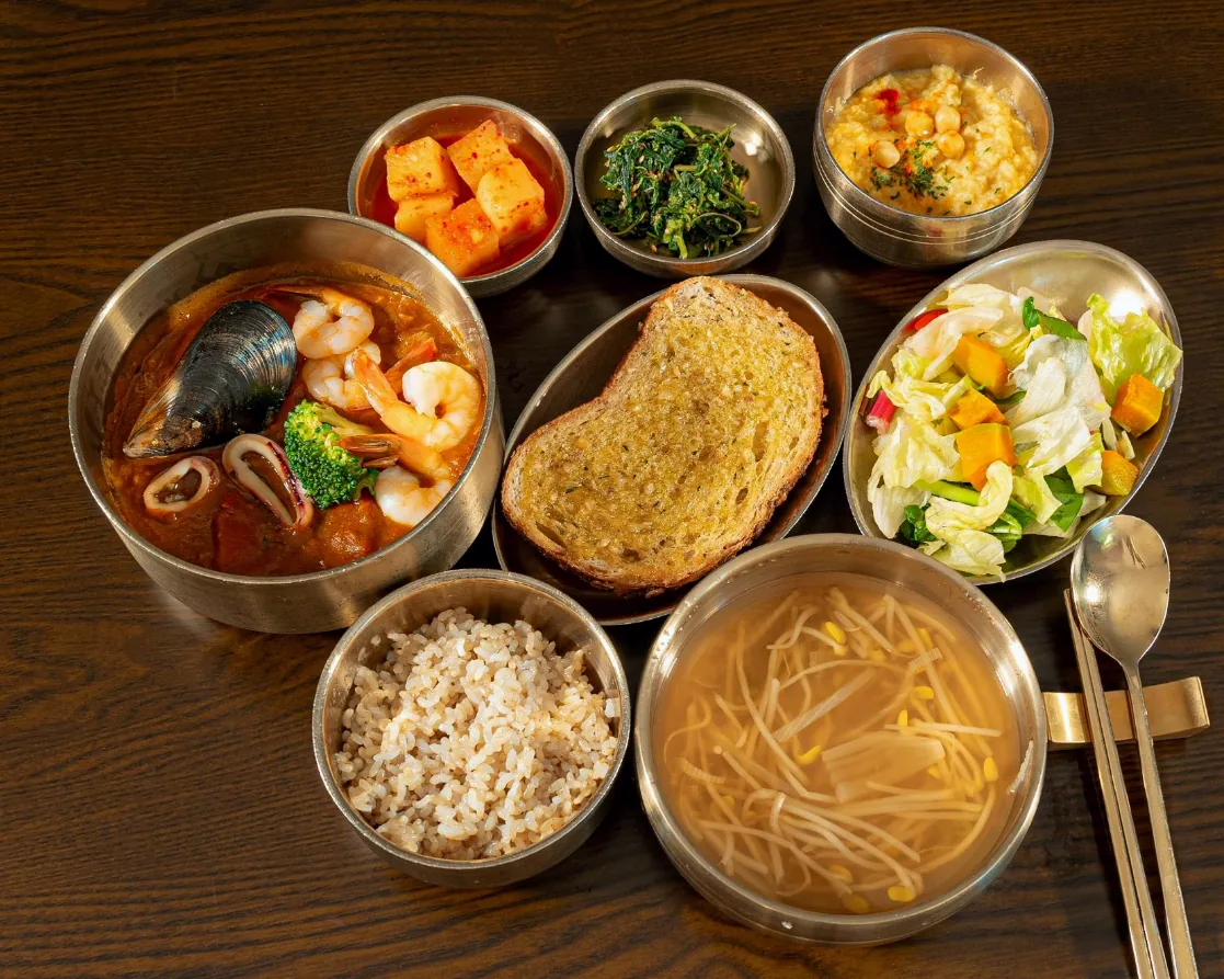 익힌 해산물 스튜와 현미밥, 데친 채소로 차린 항암 주기 중 입원 환자 식사
