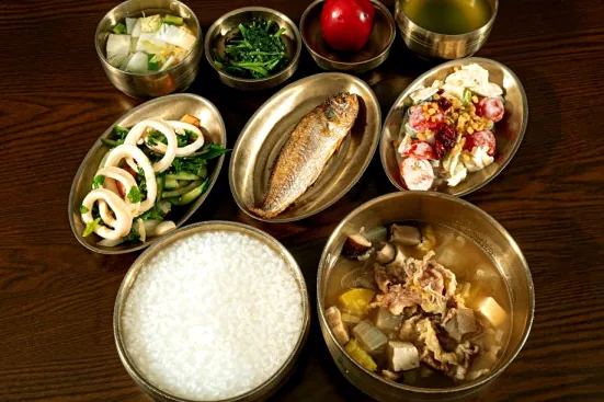 식도암 수술 뒤 회복기에 맞춰 흰죽과 부드러운 생선, 국을 작은 그릇에 나눠 담은 병원 식사