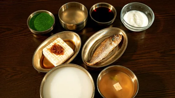 두부와 구운 생선, 흰죽과 맑은 국을 간을 약하게 해서 담아낸 짠맛을 줄인 회복기 식단