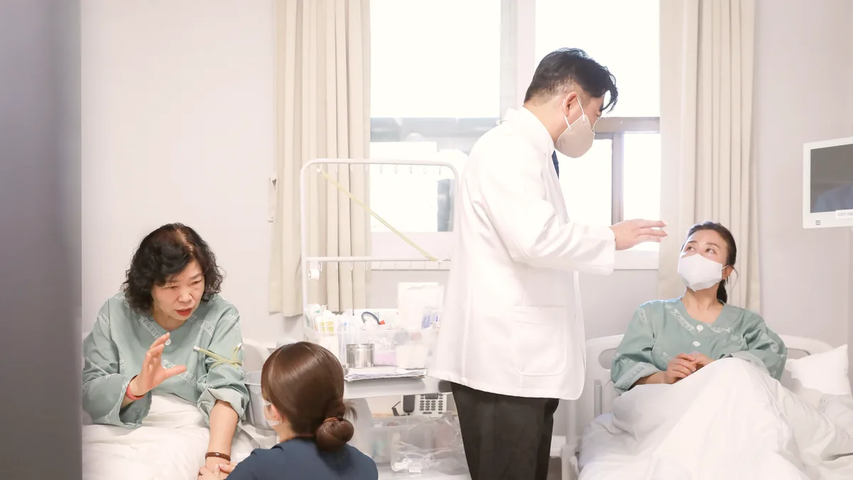 원장과 간호사가 병실을 돌며 매주 항암 주사를 맞는 환자들의 컨디션을 확인하는 회진 장면