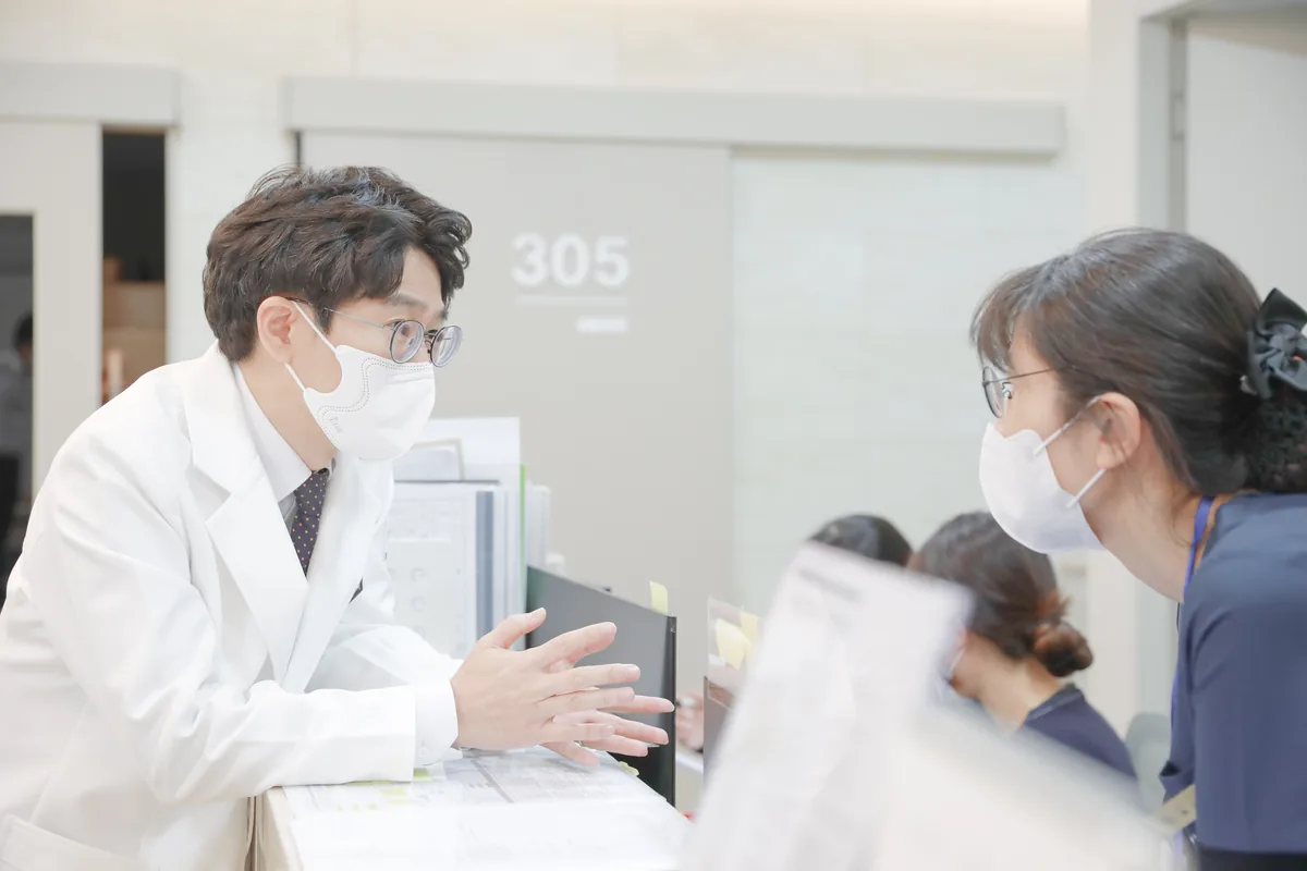 메디람한방병원 의료진이 보호자와 치료 방향을 상담하는 모습