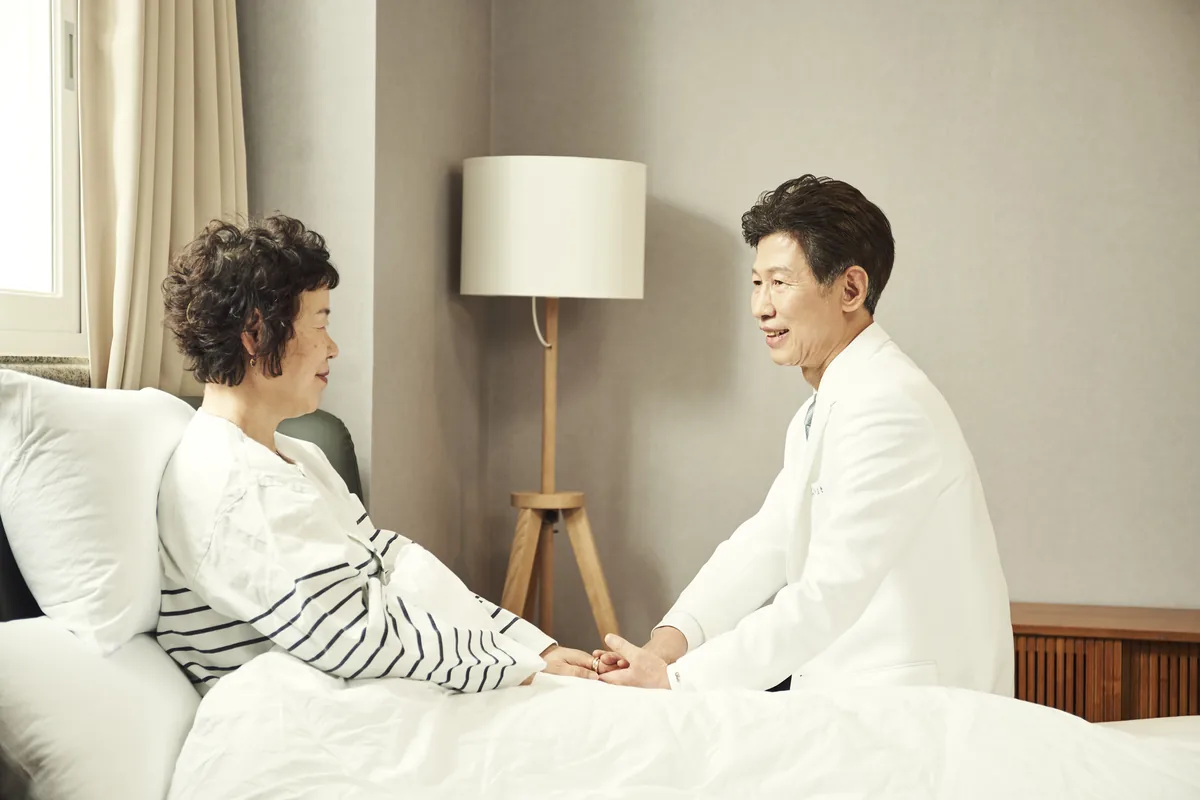 메디람한방병원 의료진이 입원 환자의 식사와 회복 상태를 살피는 모습