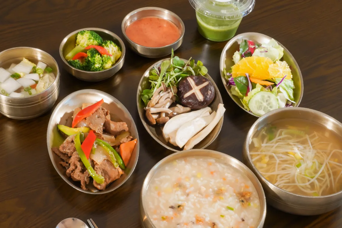 채소죽과 콩나물국, 데친 버섯과 고기볶음을 곁들인 숨이 찰 때 먹기 편한 부드러운 식단