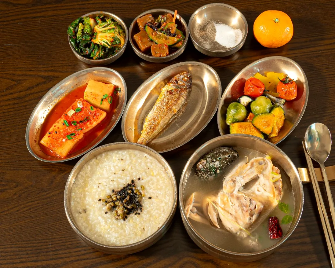 두부조림과 구운 생선, 닭고기와 죽을 함께 차려 단백질 반찬을 고루 담은 폐암 치료 중 식사
