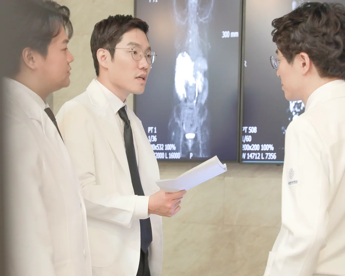 의료진이 전이 여부 확인을 위해 영상 자료를 판독하는 모습