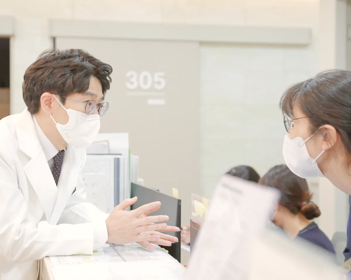 메디람한방병원 원장이 보호자와 함께 치료 방향을 상담하는 모습
