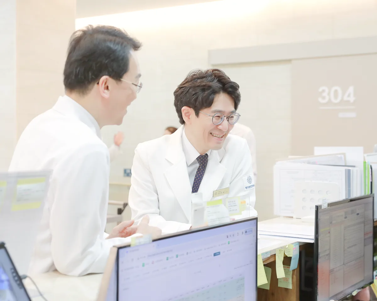 의료진이 함께 모여 치료 계획을 협의하는 모습