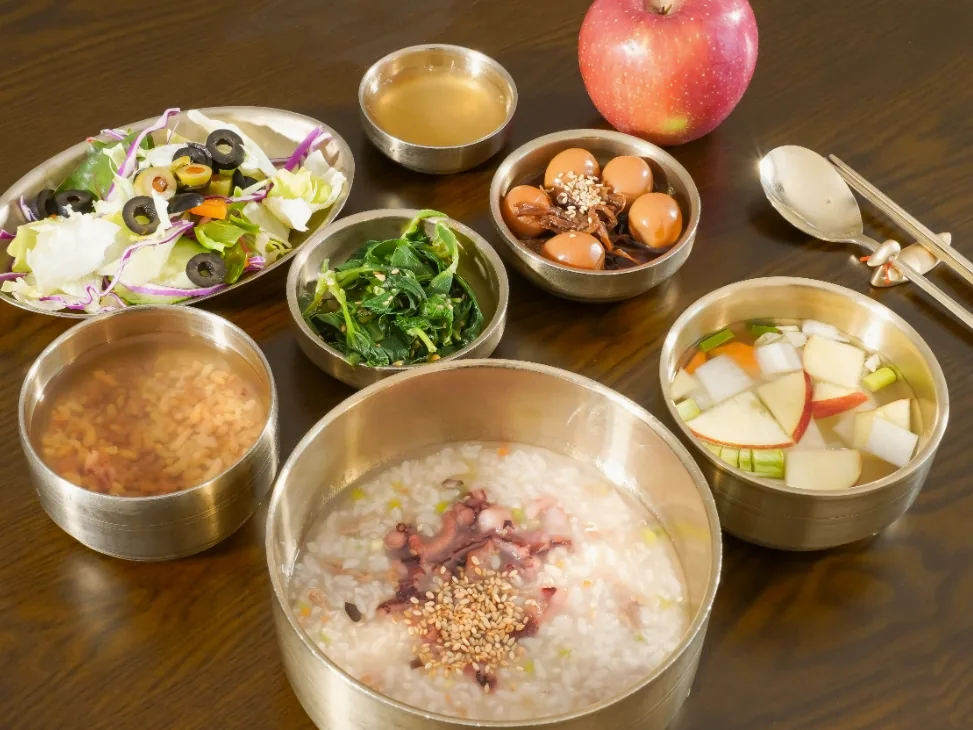 입안이 헐어 씹기 힘든 날을 생각해 곱게 쑨 영양죽과 물김치, 나물을 작은 그릇에 담은 병원 식사