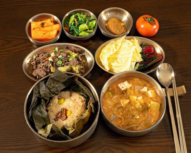 고기볶음과 두부찌개, 채소 반찬으로 단백질을 채운 입원 환자 한 끼 식판