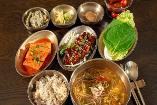 따뜻한 국수 국물과 잡곡밥, 두부조림을 곁들인 병원 식사로 항암 주사 다음 날 찬 음식을 피한 상차림