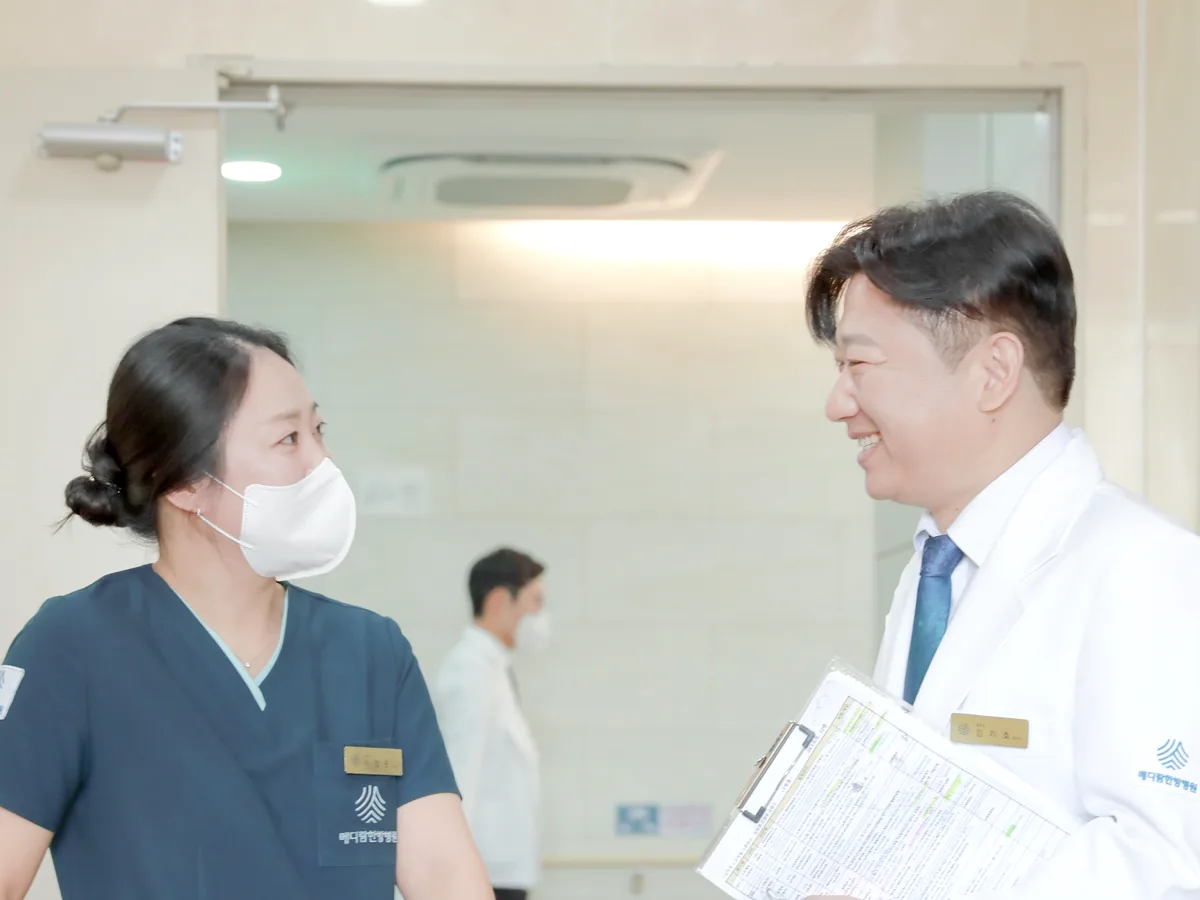 원장과 간호사가 병동에서 파클리탁셀 투여 전 환자 상태를 상의하는 장면