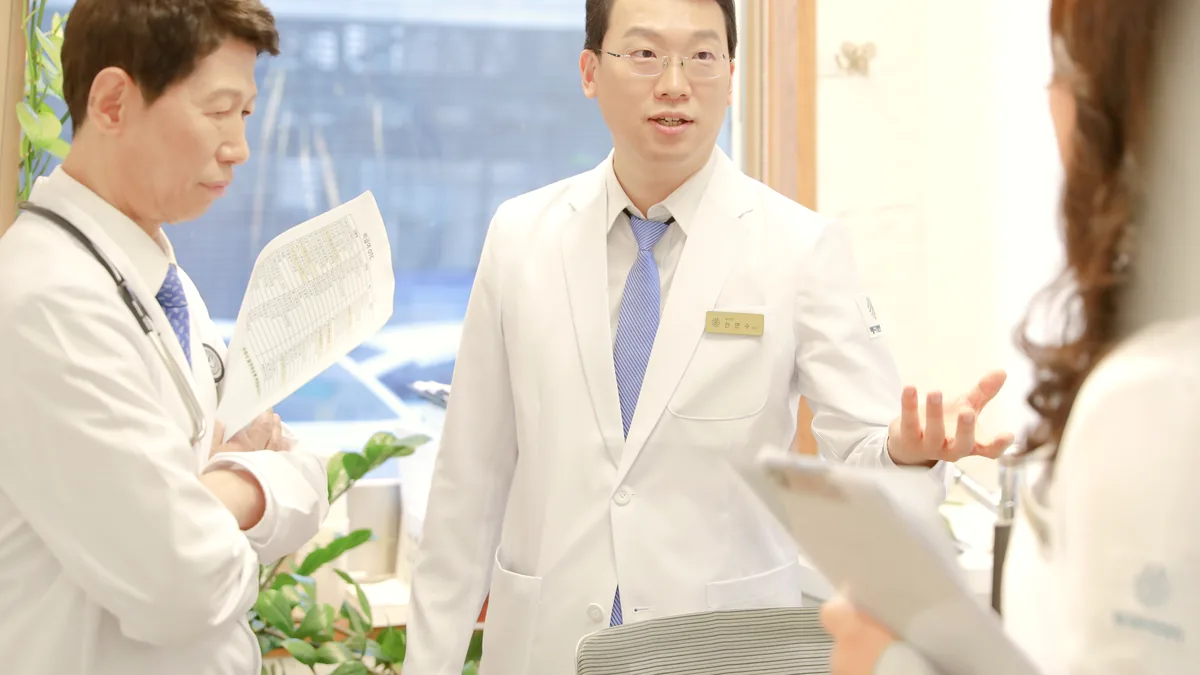 메디람한방병원 원장이 병실에서 환자와 통증 관리 방법을 상담하는 모습