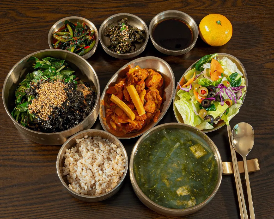 잡곡밥과 미역국, 나물, 생선 반찬을 작은 그릇에 나눠 담아 소화 부담을 줄인 병원 식사