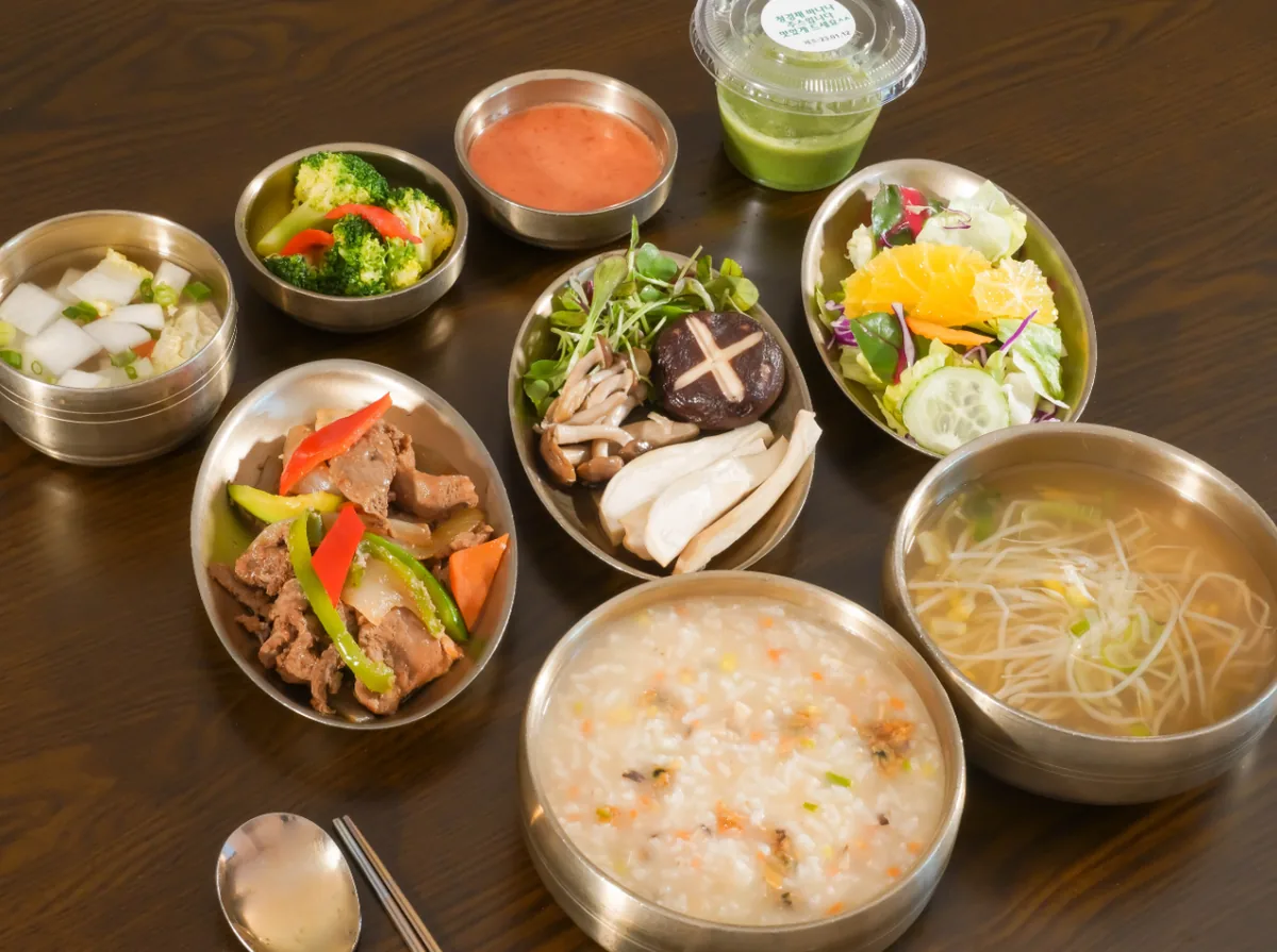 입맛이 떨어진 시기에 부담 없이 먹을 수 있도록 준비한 영양죽 한 상