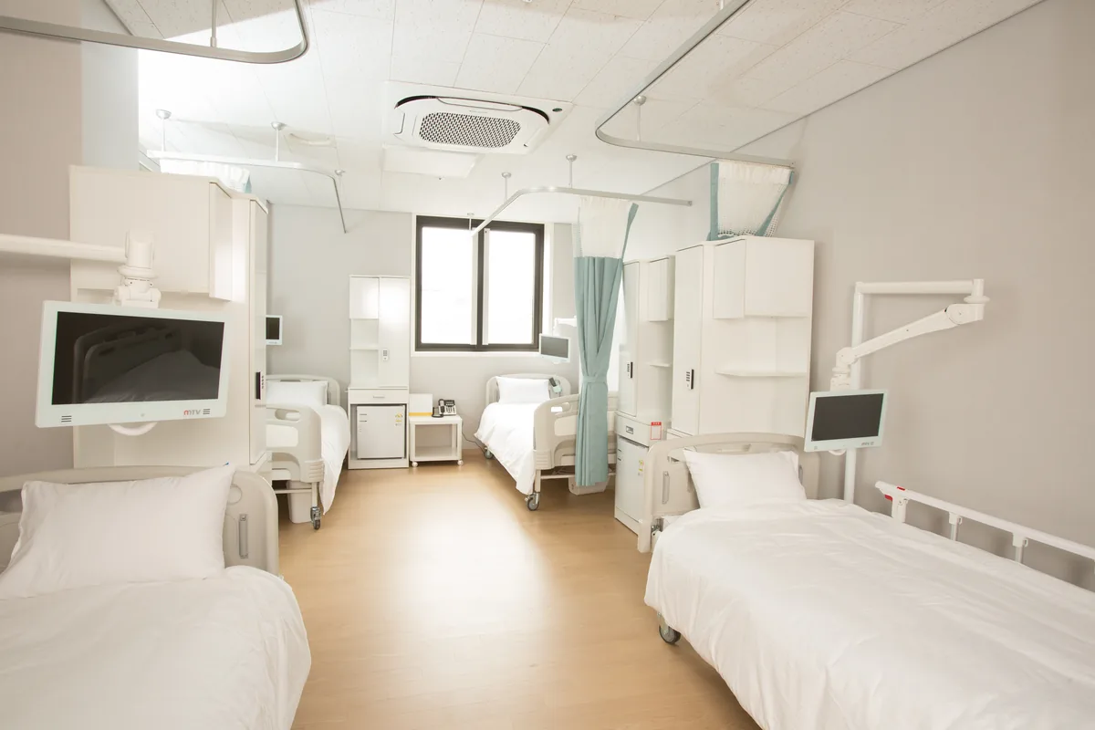 메디람한방병원의 채광이 드는 입원 병실 내부