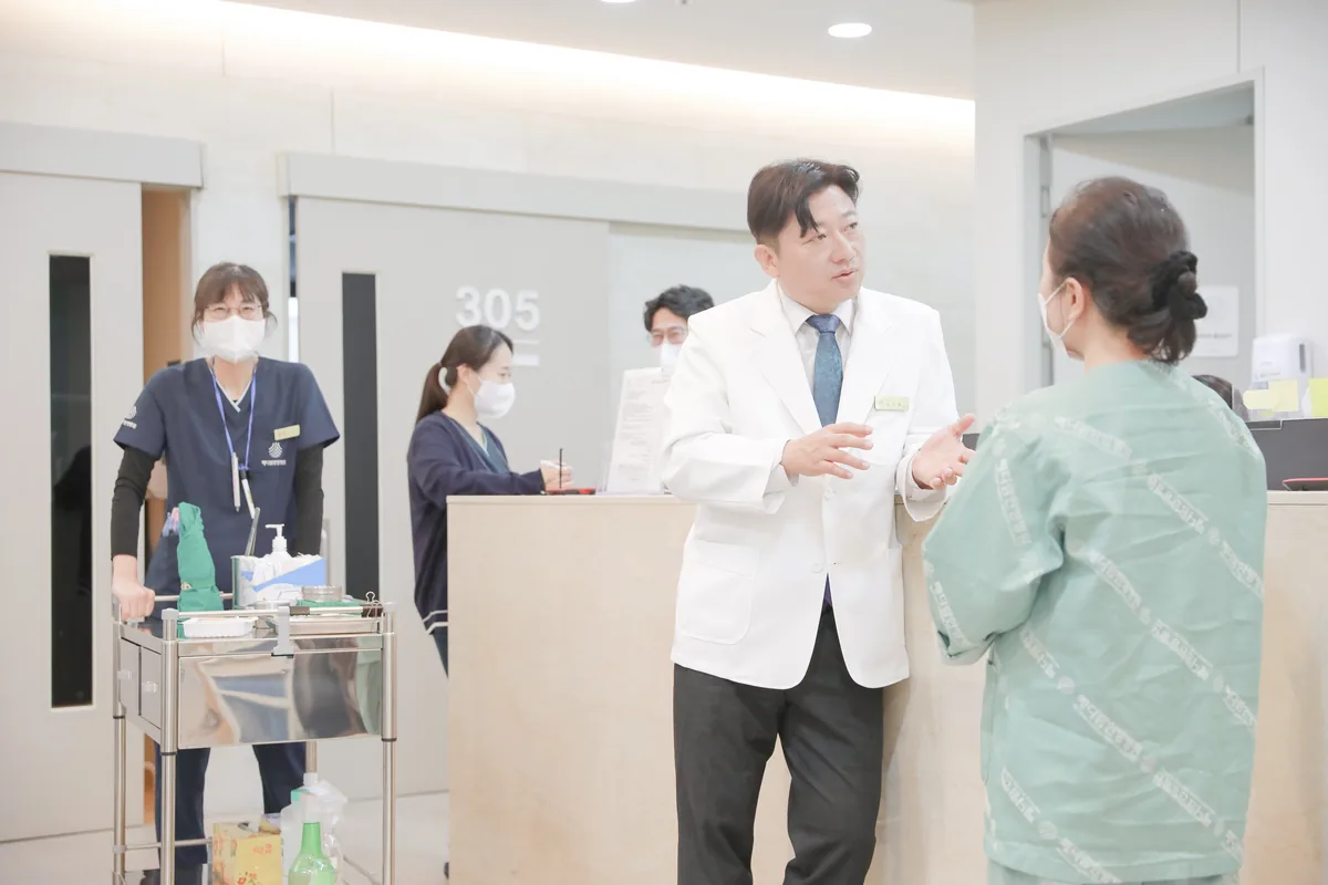 메디람한방병원 간호사실에서 의료진이 환자와 상담하는 모습
