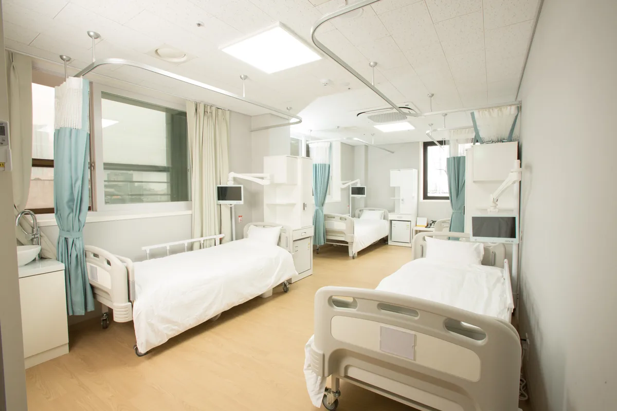 메디람한방병원의 정돈된 다인 병실 내부
