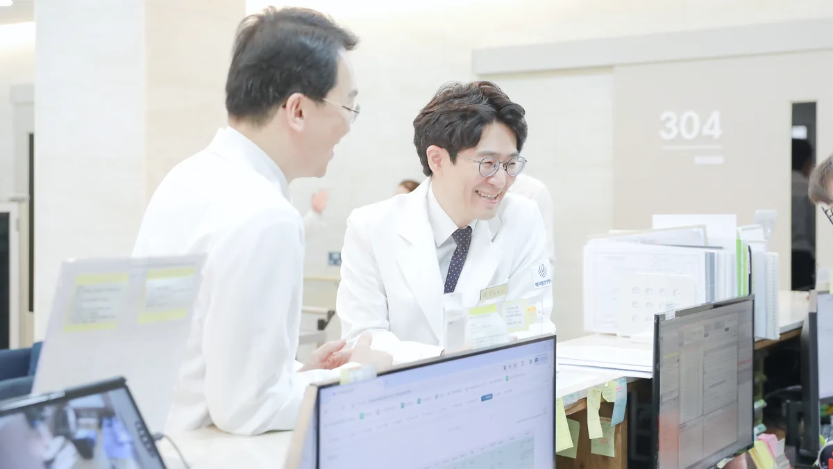 메디람한방병원 의료진이 함께 치료 계획을 상의하는 모습