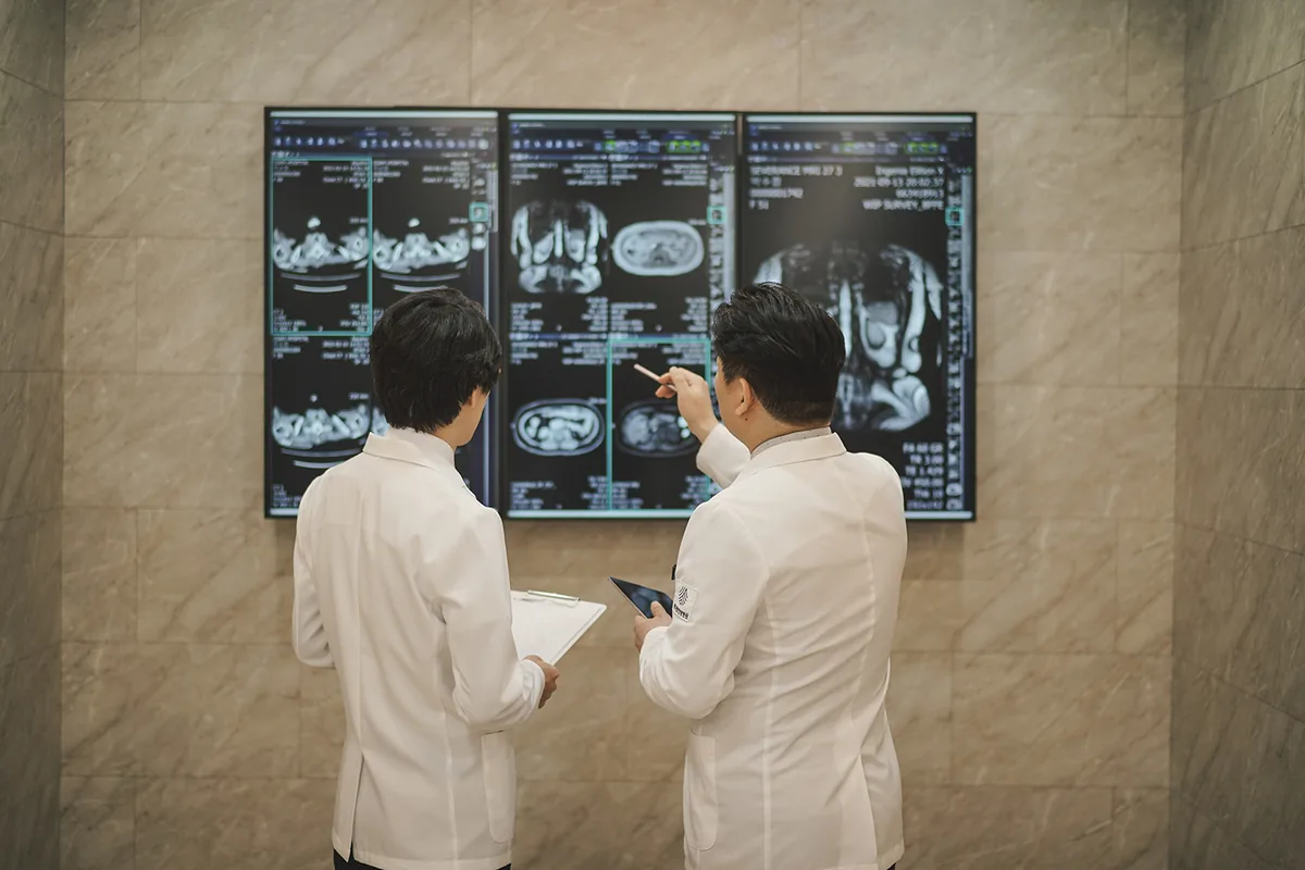 검사 영상을 함께 검토하는 메디람한방병원 의료진