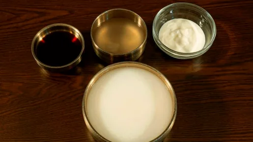 혀 수술 직후처럼 씹지 않고 넘길 수 있도록 미음과 묽은 죽, 맑은 국물을 작은 그릇에 담아 낸 유동식 상차림